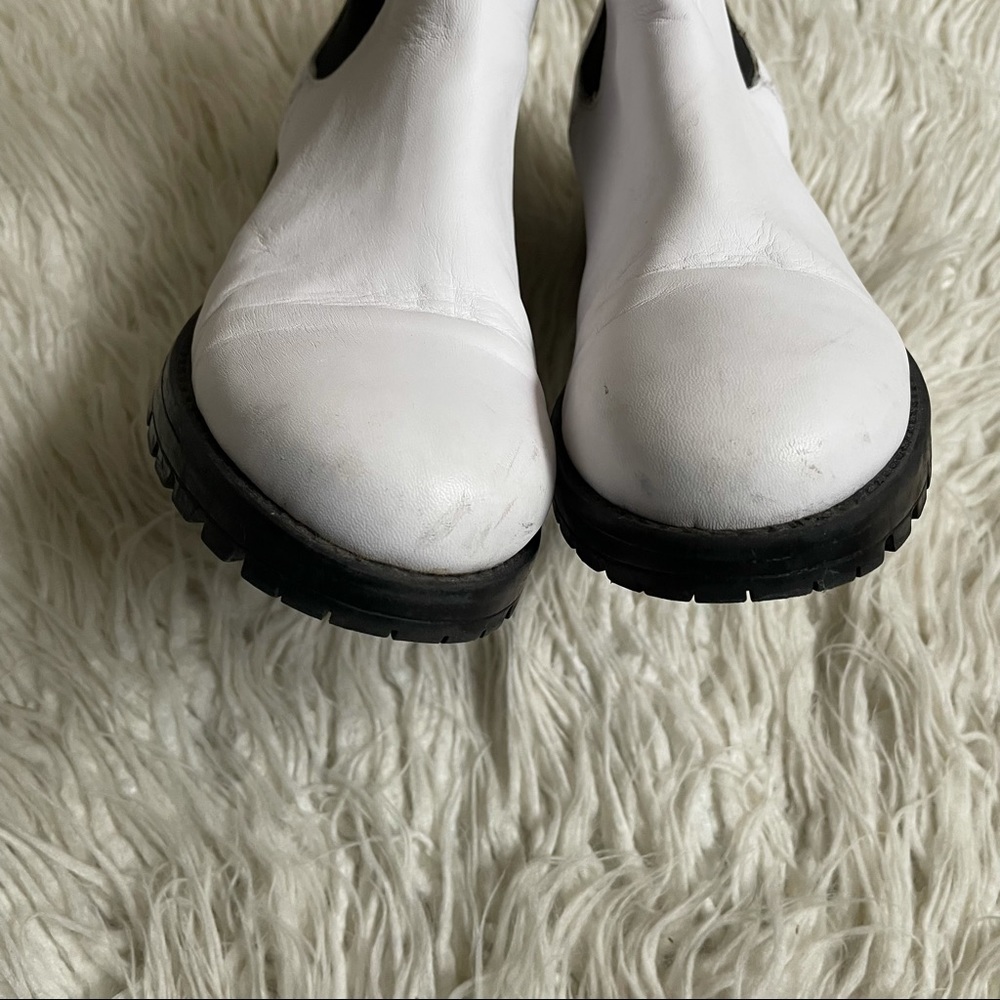 SOLDUrban Outfitters Women's White Faux Leather Uo Remy Chelsea Lug Boots Size 7 - Picture 5 of 10